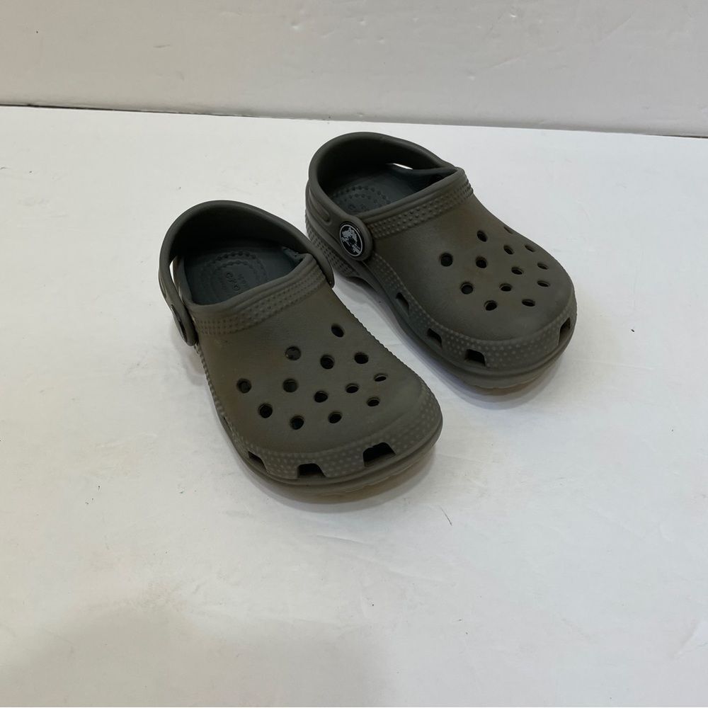 CROCS IN‎ GRAY